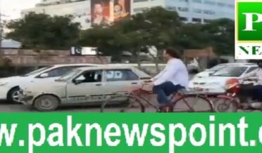 پاکستان کے سینئر اداکار مہنگائی کے خلاف احتجاج کرنے کیلئے سائیکل پر نکل پڑے
