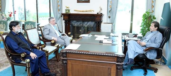 وزیراعظم عمران خان سے وزیر نجکاری محمد میاں سومرو اور مشیر خزانہ شوکت فیاض ترین کی ملاقات۔