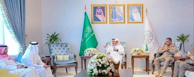 سعودی معاون وزیر دفاع برائے ایگزیکٹیو امور ڈاکٹر خالد بن حسین البیاری اور ان کے ہمراہ وفد نے ابوظبی میں سعودی ملٹری اتاشی کے دفتر کا دورہ کیا