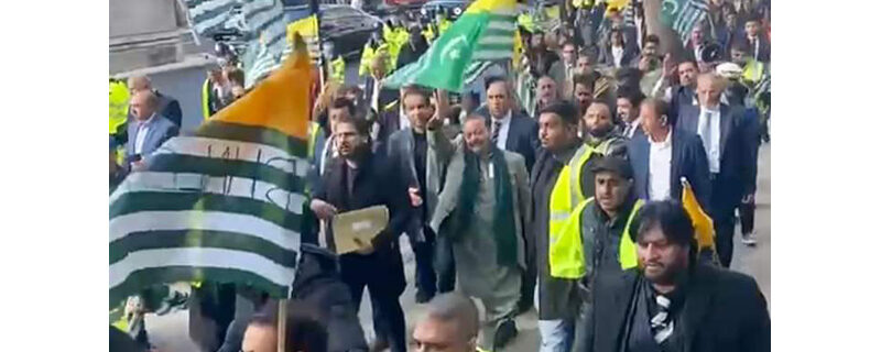 یوم سیاہ کے موقع پر لندن میں بھارتی سفارتخانے کے سامنے ہزاروں کشمیریوں کا صدر آزاد جموں وکشمیر بیرسٹر سلطان محمود چوہدری کی قیادت میں زبردست احتجاجی مظاہرہ۔