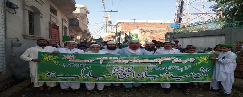 A grand procession was taken out on the occasion of Eid-ul-Milad-un-Nabi from Jam-e-Ghousia Rizvia Mosque, Chak Sindharia, Islampura, Lalamusi.