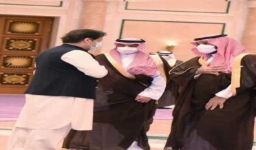 وزیر اعظم عمران خان نے سعودی عرب اور پاکستان کے تعلقات کو مثالی قرار دیتے ہوئے کہا ہے کہ دونوں ممالک کے درمیان تاریخی تعلقات مشترکہ مفادات کے تحفظ کے ضامن ہیں۔