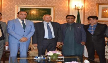 Pakistan Overseas Community Global Chairman Mian Tariq Javed along with his POC team called on Punjab Governor Chaudhry Muhammad Sarwar.