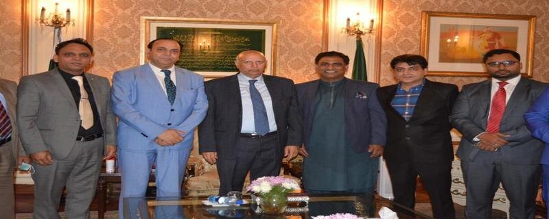 Pakistan Overseas Community Global Chairman Mian Tariq Javed along with his POC team called on Punjab Governor Chaudhry Muhammad Sarwar.