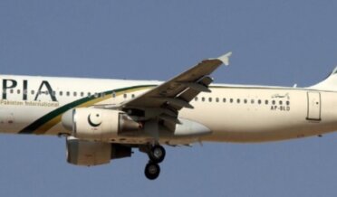 The side windscreen of the flight from Islamabad to Riyadh suddenly flashed in the air