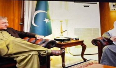 Photo of Shah Mehmood Qureshi sitting cross-legged in front of Saudi ambassador, caused a stir on social media