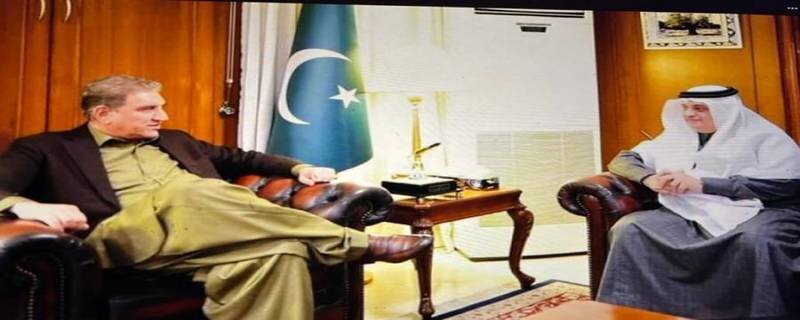 Photo of Shah Mehmood Qureshi sitting cross-legged in front of Saudi ambassador, caused a stir on social media