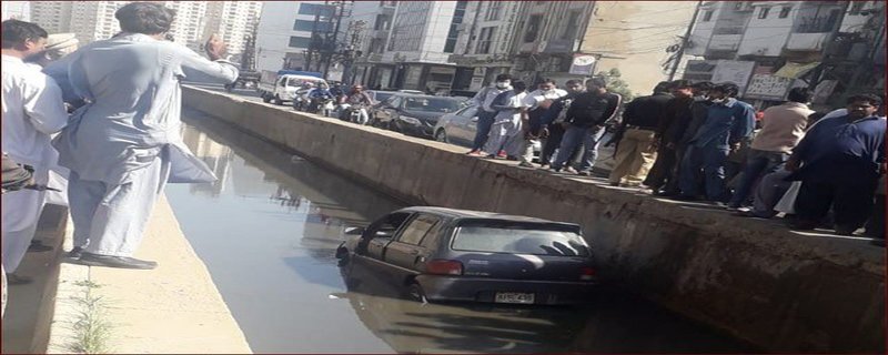 کھلے نالے عوام کی جان کے دشمن بن گئے، ڈیفنس میں گاڑی نالے میں جاگری تاہم ڈرائیور محفوظ رہا اور معمولی زخمی ہوا