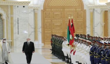 ترکی کے صدر طیب رجب اردگان سرکاری دورے پر متحدہ عرب امارات پہنچ گئے۔ شیخ محمد نے آج ابوظہبی کے قصر الوطن میں صدر اردگان اور ان کے ساتھ آنے والے وفد کا خیرمقدم کیا