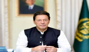 وزیراعظم عمران خان نے پیٹرول اور ڈیزل کی فی لیٹر قیمت میں 10 روپے اور بجلی کی فی یونٹ قیمت میں 5 روپے کمی کا اعلان