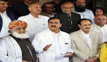 متحدہ اپوزیشن کے رہنماؤں کا کہنا ہے کہ عمران نیازی نے کل سویلین مارشل لا نافذ کیا