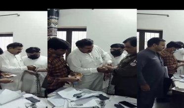 Nika thanidar of Tehsil Ferozwala police station factory area arrested red-handed on the charge of taking bribe