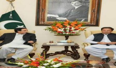 Punjab Chief Minister Chaudhry Pervez Elahi meeting with Imran Khan, announcing his full support for the Long March