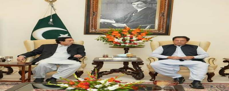 Punjab Chief Minister Chaudhry Pervez Elahi meeting with Imran Khan, announcing his full support for the Long March