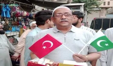 Citizens of Lahore distributed sweets